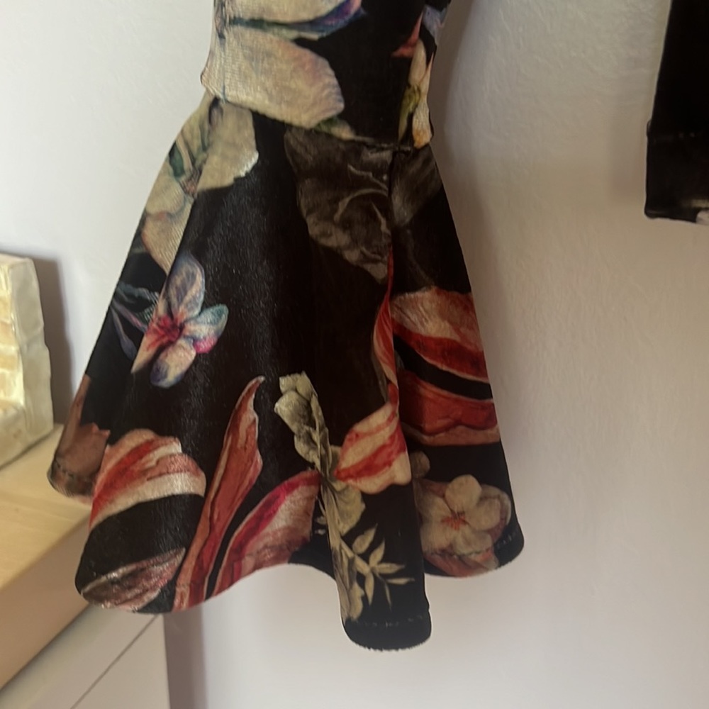 Gorgeous Floral Top - Picture 4 of 7